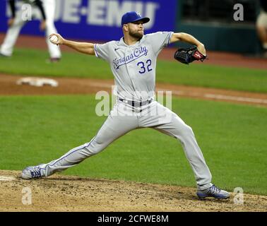 Cleveland, Usa. September 2020. Kansas City Royals Jesse Hahn (32) pitches in der siebten Inning gegen die Cleveland Indians im Progressive Field in Cleveland, Ohio am Montag, 7. September 2020. Foto von Aaron Josefczyk/UPI Credit: UPI/Alamy Live News Stockfoto