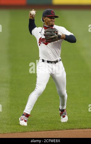 Cleveland, Usa. September 2020. Cleveland Indians Francisco Lindor (12) wirft auf erste Basis während der ersten Inning gegen die Kansas City Royals im Progressive Field in Cleveland, Ohio am Montag, 7. September 2020. Foto von Aaron Josefczyk/UPI Credit: UPI/Alamy Live News Stockfoto