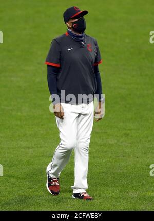 Cleveland, Usa. September 2020. Cleveland Indians Manager Sandy Alomar geht zurück zu den ausgegraben während der sechsten Inning gegen die Kansas City Royals im Progressive Field in Cleveland, Ohio am Montag, 7. September 2020. Foto von Aaron Josefczyk/UPI Credit: UPI/Alamy Live News Stockfoto