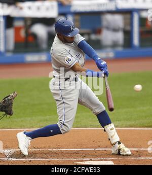 Cleveland, Usa. September 2020. Kansas City Royals Edward Olivares (14) trifft eine Single im zweiten Inning gegen die Cleveland Indians im Progressive Field in Cleveland, Ohio am Montag, 7. September 2020. Foto von Aaron Josefczyk/UPI Credit: UPI/Alamy Live News Stockfoto