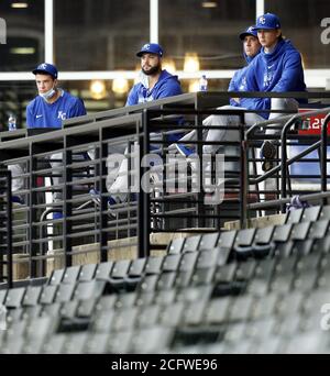 Cleveland, Usa. September 2020. Mitglieder der Kansas City Royals Bullpen schauen von den Cleveland Indians Clubsitzen während ihres Spiels gegen die Indianer im Progressive Field in Cleveland, Ohio am Montag, 7. September 2020. Foto von Aaron Josefczyk/UPI Credit: UPI/Alamy Live News Stockfoto