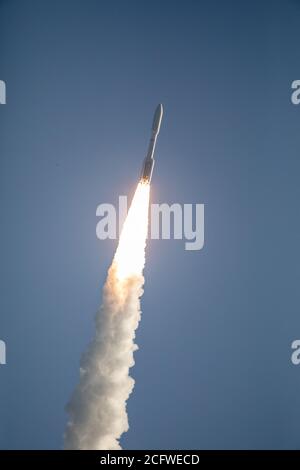 CAPE CANVERAL, FL, USA - 30. Juli 2020 - vor dem Hintergrund des blauen Himmels hebt eine United Launch Alliance ATLAS V 541-Rakete vom Space Launch Complex 4 ab Stockfoto