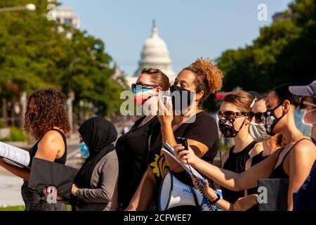 Washington, DC, USA, 7. September 2020. Im Bild: Mitglieder von Songrise und der Justice Choir von DC singen während Let Freedom Sing, mit dem United States Capitol im Hintergrund. Let Freedom Sing war eine Community-Building Protest und Wählerregistrierung Veranstaltung von der Freedom Day Foundation und Head Count. Kredit: Allison C Bailey/Alamy Gutschrift: Allison Bailey/Alamy Live Nachrichten Stockfoto