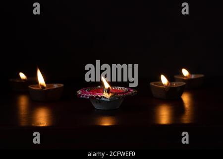 Dekorative bunte Diya-Lampen während diwali beleuchtet. Stockfoto