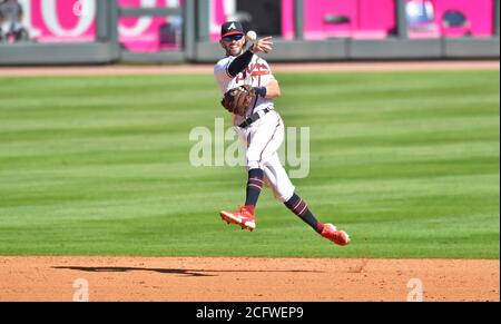 Atlanta, GA, USA. September 2020. Braves Shortstop Dansby Swanson macht einen Wurf auf die erste Basis während der achten Inning eines MLB-Spiel gegen die Marlins im Truist Park in Atlanta, GA. Austin McAfee/CSM/Alamy Live News Stockfoto