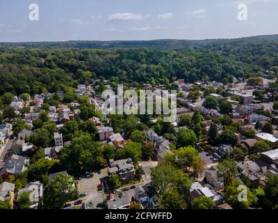 Overhead Ansicht Lambertville New Jersey USA die Kleinstadt Wohnanlage Vorstadtbereich mit Brücke über den Fluss in der historischen City New Hope Pennsylvania USA Stockfoto