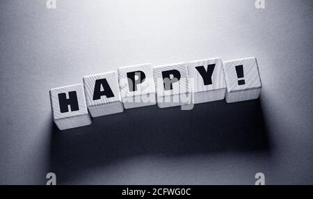 Happy Word geschrieben auf Holzwürfel Stockfoto