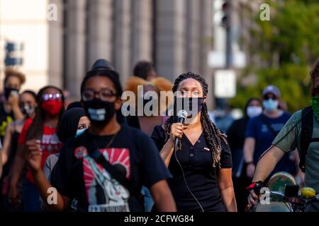 Washington, DC, USA, 7. September 2020. Im Bild: Ein Protestler führt die Menge beim Singen an, während sie die 14th Street auf dem Weg zum Freedom Plaza entlang gehen, während Let Freedom Sing, eine Community-Building-Protestveranstaltung und Wählerregistrierung der Freedom Day Foundation und Head Count. Kredit: Allison C Bailey/Alamy Gutschrift: Allison Bailey/Alamy Live Nachrichten Stockfoto