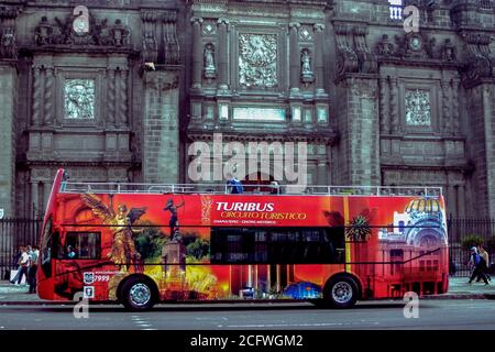 City Tour Bus in Zocalo Stadtzentrum, Mexiko-Stadt, Mexiko Stockfoto