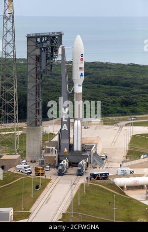 Die United Launch Alliance ATLAS V 541 Rakete, die den Mars Perseverance Rover und den Ingenuity-Hubschrauber der NASA trägt, kommt am Startplatz von Space La an Stockfoto