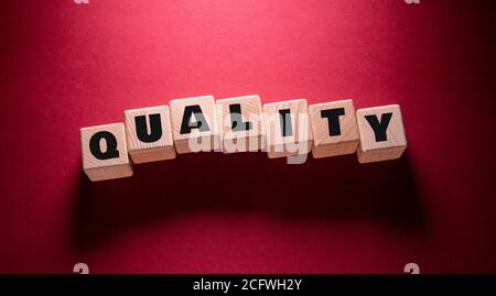 Qualitätswort auf Holzwürfel geschrieben Stockfoto