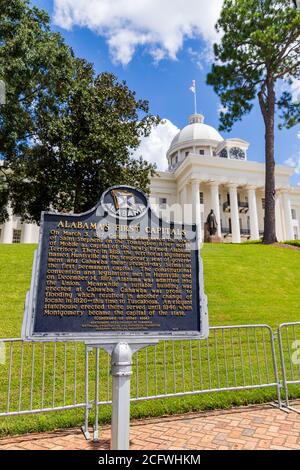 Montgomery, AL / USA - 27. August 2020: Alabamas erster historischer Marker in der Nähe des State Capitol Building in Montgomery, Alabama Stockfoto
