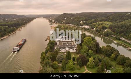 Remagen, Deutschland. August 2020. Das Gymnasium Nonnenwerth, eine Privatschule, liegt auf einer Insel im Rhein (Luftaufnahme mit Drohne) etwa acht Prozent der rund 522,000 Schüler in Rheinland-Pfalz besuchen private Schulen. (To dpa 'Private Schools in Trend - Land ohne Schulgebühren') Credit: Thomas Frey/dpa/Alamy Live News Stockfoto