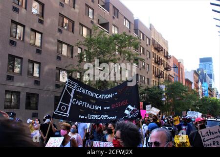 September 7th, 2020-New York, N.Y. USA - Rally to Stop rassistischen Umzoning März City Council Sprecher Cory Johnson's Haus in New York City. Rund 200 nahm an der wirklich, die an den Chelsea Markets auf der 9th Avenue begann. Gefolgt von einem marsch zu NYC Ratsvorsitzender Cory Johnsons Haus auf der West 15th Street waren eine Rede fand von denen, die von Neuzonierungsplan betroffen. Kredit Mark Apollo/Alamy Stockfoto