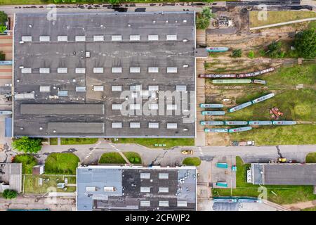 Industriegebäude im Straßenbahndepot mit den Straßenbahnen, die einzeln stehen. Vogelperspektive Stockfoto