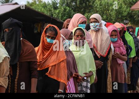 Lhokseumawe, Indonesien. September 2020. Rohingya-Menschen stehen in einer temporären Unterkunft in Lhokseumawe in der Schlange, um sich medizinischen Untersuchungen und Schnelltests zu unterziehen.Fast 300 ethnische Rohingya-Muslime sind in den Gewässern des Aceh-Meeres gestrandet. Bestehend aus Erwachsenen und Kindern, die aufgrund von Austrocknung und Hunger schwach sind, nachdem sie auf hoher See beeinflusst wurden. Kredit: SOPA Images Limited/Alamy Live Nachrichten Stockfoto