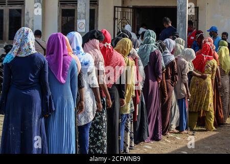 Lhokseumawe, Indonesien. September 2020. Rohingya-Menschen werden in einer Schlange gesehen, um sich medizinischen Untersuchungen und Schnelltests in einem vorübergehenden Tierheim in Lhokseumawe zu unterziehen.Fast 300 ethnische Rohingya-Muslime waren in den Gewässern des Aceh-Meeres gestrandet. Bestehend aus Erwachsenen und Kindern, die aufgrund von Austrocknung und Hunger schwach sind, nachdem sie auf hoher See beeinflusst wurden. Kredit: SOPA Images Limited/Alamy Live Nachrichten Stockfoto