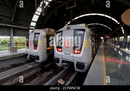 Neu Delhi, Indien. September 2020. Eine Delhi Metro wird gesehen, die Passagiere zwischen Samaypur Badli und Huda City Centre am ersten Tag der Wiedereröffnung nach 5 Monaten Sperrung aufgrund Covid-19.am ersten Tag, die gelbe Linie zwischen HUDA City Centre und Samaypur Badli, wird von 7 bis 11 Uhr laufen, Und 16 bis 20 Uhr in der 2. Phase. Die U-Bahn wird ab September 12 den vollen Betrieb wieder aufnehmen. Kredit: SOPA Images Limited/Alamy Live Nachrichten Stockfoto