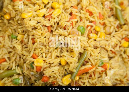 Nahaufnahme von Basmati-Reis und Gemüsemischung Stockfoto