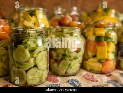Glas Gläser mit verschiedenen Gemüse, Konserven Gemüse, Salzen von verschiedenen Gemüse in Gläsern für die langfristige Lagerung, Sorte fermentiert grün vegetab Stockfoto