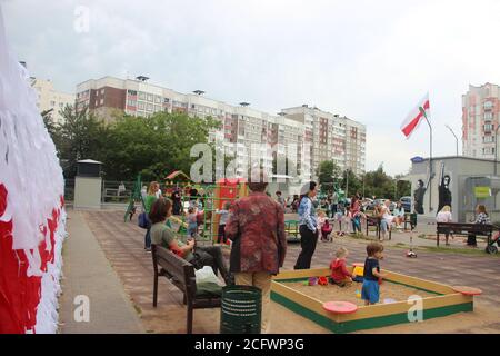 Minsk, Weißrussland-6. September 2020: Menschen auf dem Kinderspielplatz während der Proteste in Belarus. Weiße rote weiße Flagge Stockfoto