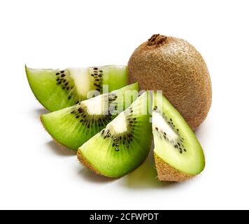 Ganze Kiwi und geschnittene Kiwi-Früchte isoliert auf weißem Hintergrund. Stockfoto