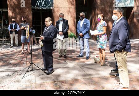 New York, Usa. September 2020. Der Kongressabgeordnete Jerry Nadler spricht am 7. September 2020 vor dem US-Senator Chuck Schumer und Mitgliedern der Delegation des NY House auf der 3rd Avenue in Manhattan, New York. Der US-Senator Charles Schumer kündigte an, dass er und andere Vertreter der New Yorker Kongressdelegation keine COVID-Hilfsentlastung unterstützen werden, die keine Hilfe für Staaten und lokale Behörden sowie für den öffentlichen Nahverkehr beinhalten wird. (Foto von Lev Radin/Sipa USA) Quelle: SIPA USA/Alamy Live News Stockfoto