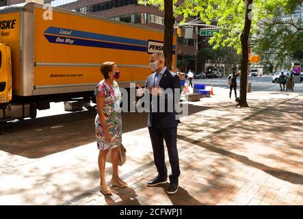 New York, Usa. September 2020. Die Kongressabgeordneten Nydia Velazquez und Hakeem Jeffrey nehmen am 7. September 2020 an der Medienbesprechung von US-Senator Chuck Schumer und Mitgliedern der NY House Delegation auf der 3rd Avenue in Manhattan, New York, Teil. Der US-Senator Charles Schumer kündigte an, dass er und andere Vertreter der New Yorker Kongressdelegation keine COVID-Hilfsentlastung unterstützen werden, die keine Hilfe für Staaten und lokale Behörden sowie für den öffentlichen Nahverkehr beinhalten wird. (Foto von Lev Radin/Sipa USA) Quelle: SIPA USA/Alamy Live News Stockfoto