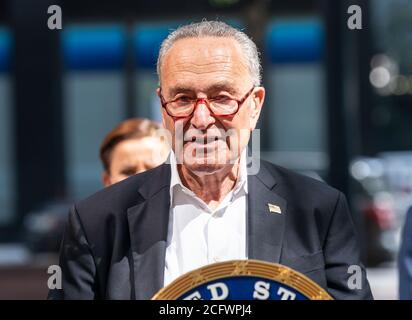 New York, Usa. September 2020. AM 7. September 2020 HALTEN US-Senator Chuck Schumer und Mitglieder der Delegation des NY House an der 3rd Avenue in Manhattan, New York, Medienbesprechungen ab. Der US-Senator Charles Schumer kündigte an, dass er und andere Vertreter der New Yorker Kongressdelegation keine COVID-Hilfsentlastung unterstützen werden, die keine Hilfe für Staaten und lokale Behörden sowie für den öffentlichen Nahverkehr beinhalten wird. (Foto von Lev Radin/Sipa USA) Quelle: SIPA USA/Alamy Live News Stockfoto