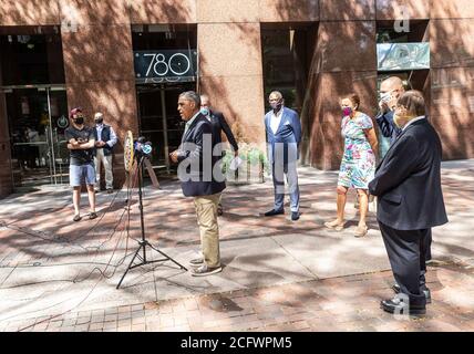 New York, Usa. September 2020. Der Kongressabgeordnete Adriano Espaillat spricht am 7. September 2020 vor US-Senator Chuck Schumer und Mitgliedern der Delegation des NY House auf der 3rd Avenue in Manhattan, New York. Der US-Senator Charles Schumer kündigte an, dass er und andere Vertreter der New Yorker Kongressdelegation keine COVID-Hilfsentlastung unterstützen werden, die keine Hilfe für Staaten und lokale Behörden sowie für den öffentlichen Nahverkehr beinhalten wird. (Foto von Lev Radin/Sipa USA) Quelle: SIPA USA/Alamy Live News Stockfoto