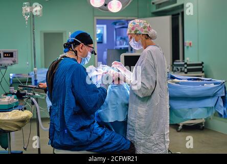 Konzentrierter Chirurg während einer Operation Stockfoto