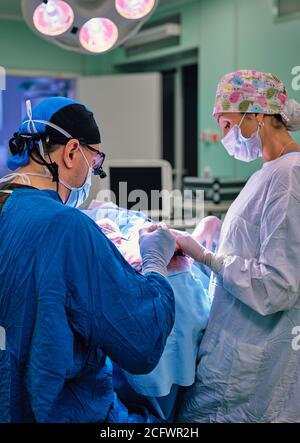Konzentrierter Chirurg während einer Operation Stockfoto