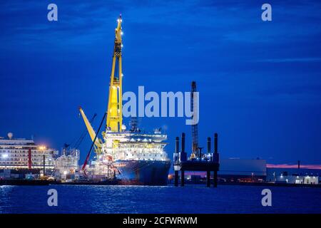 Mukran, Deutschland. September 2020. Das russische Rohrverlegungsschiff "Akademik Tscherski" wird vor Sonnenaufgang im Hafen von Mukran auf der Insel Rügen vertäut. Das Spezialschiff wird im Hafen für den weiteren Bau der Ostsee-Pipeline Nord Stream 2 vorbereitet. Quelle: Jens Büttner/dpa-Zentralbild/dpa/Alamy Live News Stockfoto