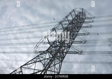 Nahaufnahme, Hochspannungsnetzstation. Hochspannungs elektrische Übertragung Pylon Silhouetted Turm. Stockfoto