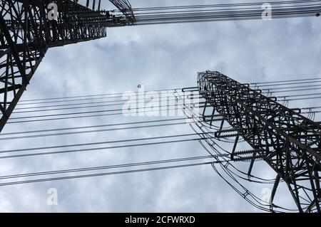 Nahaufnahme, Hochspannungsnetzstation. Hochspannungs elektrische Übertragung Pylon Silhouetted Turm. Stockfoto
