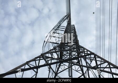 Nahaufnahme, Hochspannungsnetzstation. Hochspannungs elektrische Übertragung Pylon Silhouetted Turm. Stockfoto