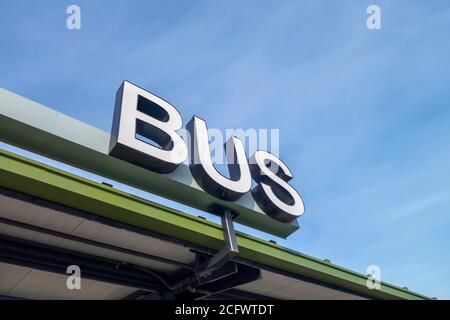 Große Buchstaben auf dem Dach der Bushaltestelle und Station Stockfoto