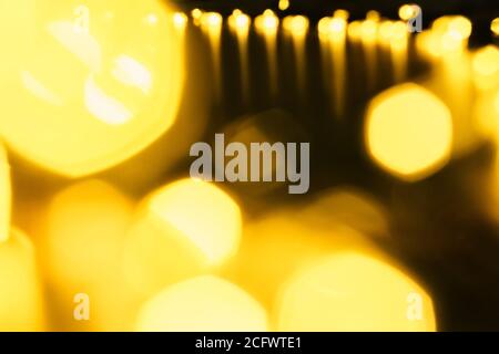 Girlande leuchtet mit warmem Licht im Dunkeln. Die Atmosphäre der Weihnachtsferien. Overlay mit goldenem Bokeh. Stockfoto
