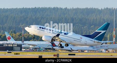 Richmond, British Columbia, Kanada. September 2020. Ein Boeing 737-700-Jet (C-FMWJ) von WestJet Airlines hebt vom internationalen Flughafen Vancouver ab. Quelle: Bayne Stanley/ZUMA Wire/Alamy Live News Stockfoto