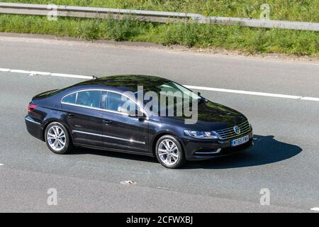 2015 schwarzer VW Volkswagen CC Bluemotion Technology; Fahrzeuge, die Fahrzeuge auf britischen Straßen fahren, Motoren, Fahrzeuge, die auf dem Autobahnnetz der M6 fahren. Stockfoto