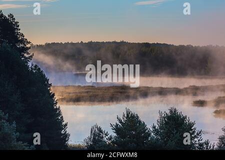 Sonnenaufgang und Nebel im schönen See in Litauen Stockfoto