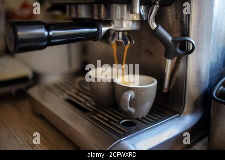 Kaffeemaschine macht Espresso Kaffee in der heimischen Küche, selektive Fokus Stockfoto
