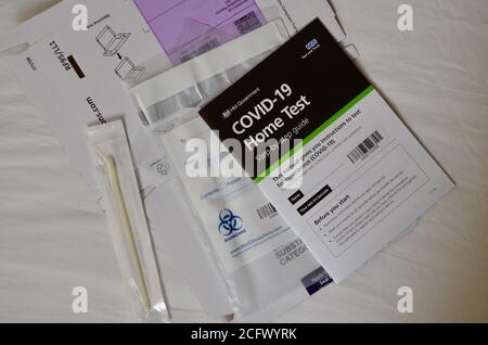 Covid 19 Heimtest-Kit mit Info-Broschüre und Tupfer Stick london england 2020 Stockfoto