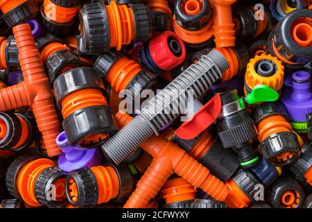 Diverse Adapter für die Bewässerung von Schläuchen auf dem Gartenmarkt. Stockfoto