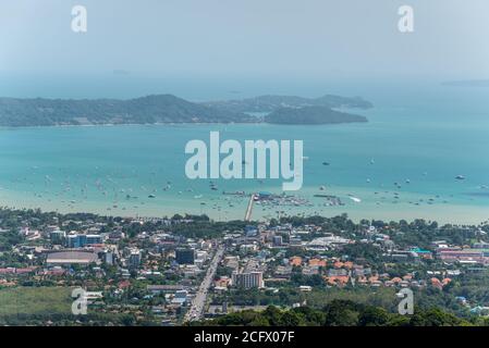 Phuket, Thailand - 29. November 2019: Blick auf die thailändischen Inseln und das Meer vom Aussichtspunkt Big Buddha Phuket, Thailand. Stockfoto