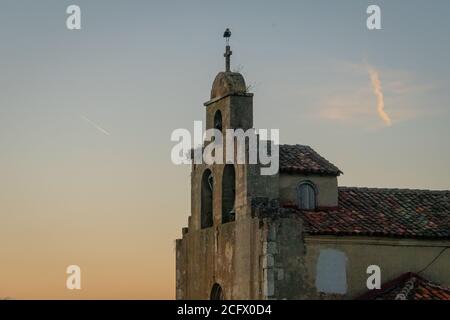 Storch auf dem Kirchturm.- Stockfoto