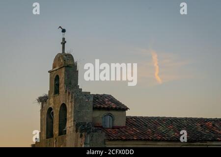 Storch auf dem Kirchturm.- Stockfoto