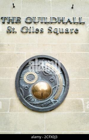 Denkmal für Diana, Prinzessin von Wales, an der Wand des Guildhall-Gebäudes am St. Giles Square, Northampton, England. Stockfoto