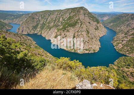 Ribeira sacra Landschaft. Aussichtspunkt Vilouxe mit Schlucht des Flusses Sil. Spanien Stockfoto