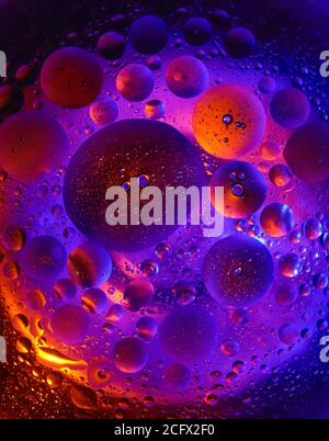 Abstrakte bunte Öltropfen auf Wasser Makrofotografie Stockfoto
